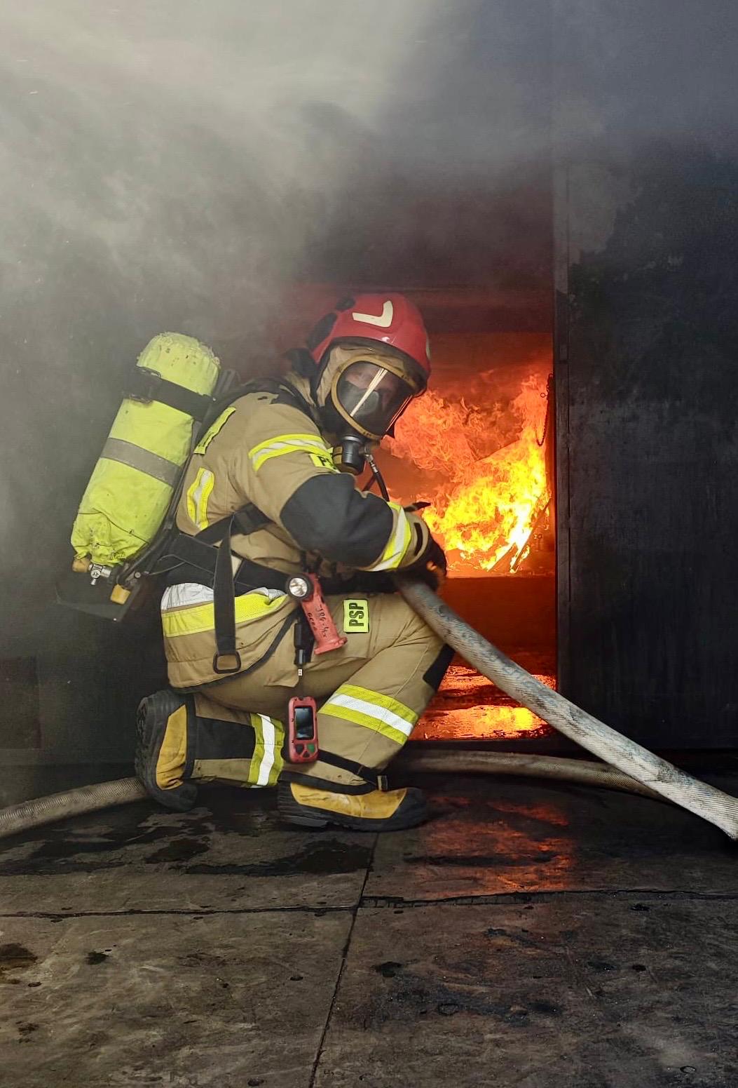 Strażacy Frontfire przy wozie bojowym