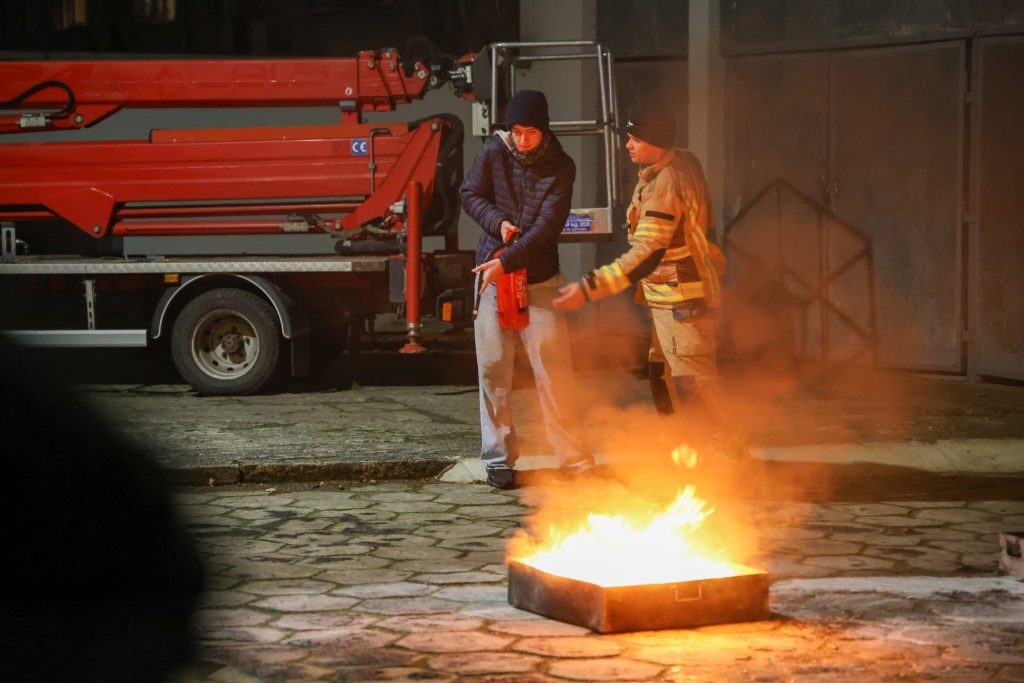 Pożary baterii litowo-jonowych w firmie – jak przygotować pracowników?