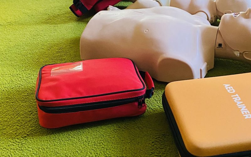 Szkolenie pierwszej pomocy dla firm – kogo warto przeszkolić i co obejmuje?